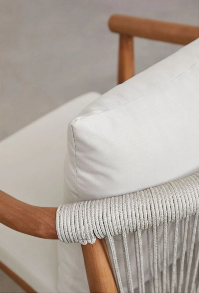 Silla con reposabrazos en madera de Eucalipto