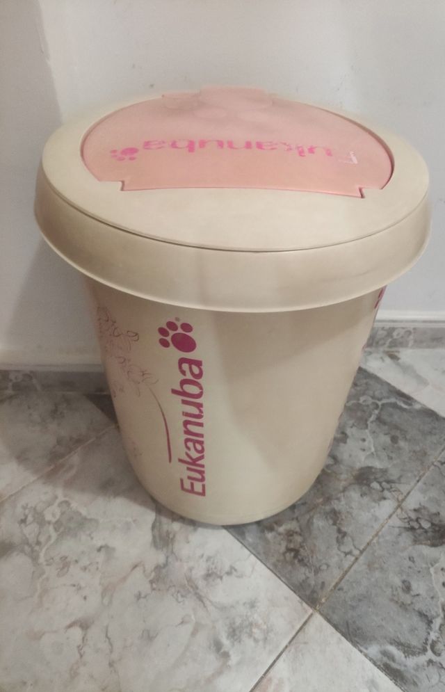 Cubo para pienso de perros de 20 kilos