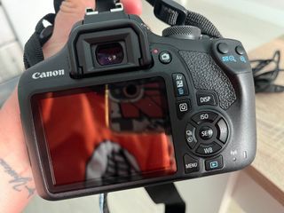 Cámara canon eos 2000d