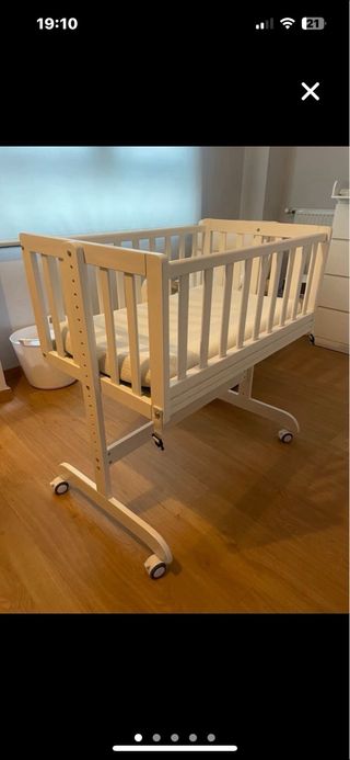 Minicuna blanca de madera