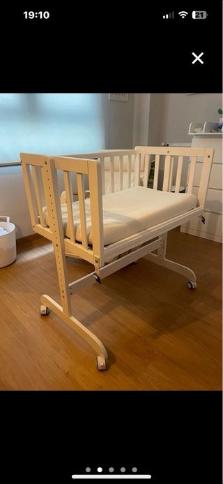 Minicuna blanca de madera