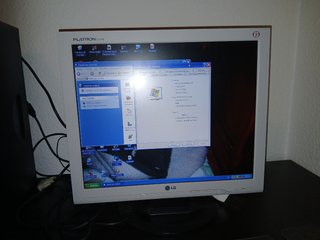 Ordenador de mesa con monitor y teclado