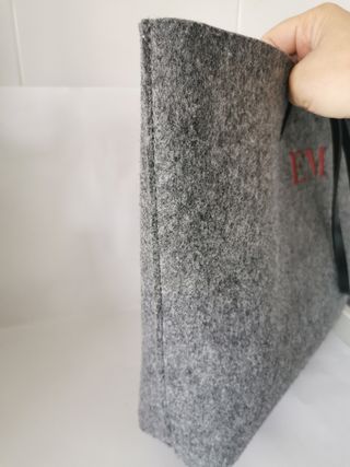 Bolso de chica de Zara bordado.