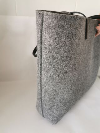 Bolso de chica de Zara bordado.