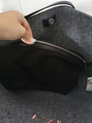 Bolso de chica de Zara bordado.
