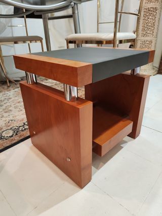 Mesitas de noche nuevas en su caja