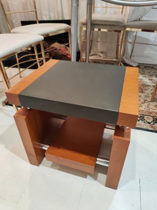 Mesitas de noche nuevas en su caja