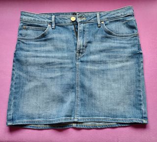 Minifalda vaquera, marca Lee.