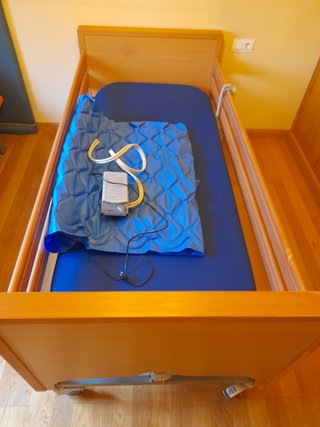 Cama geriatrica. Articulada y elevable