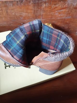 Botas de cano médio em camel