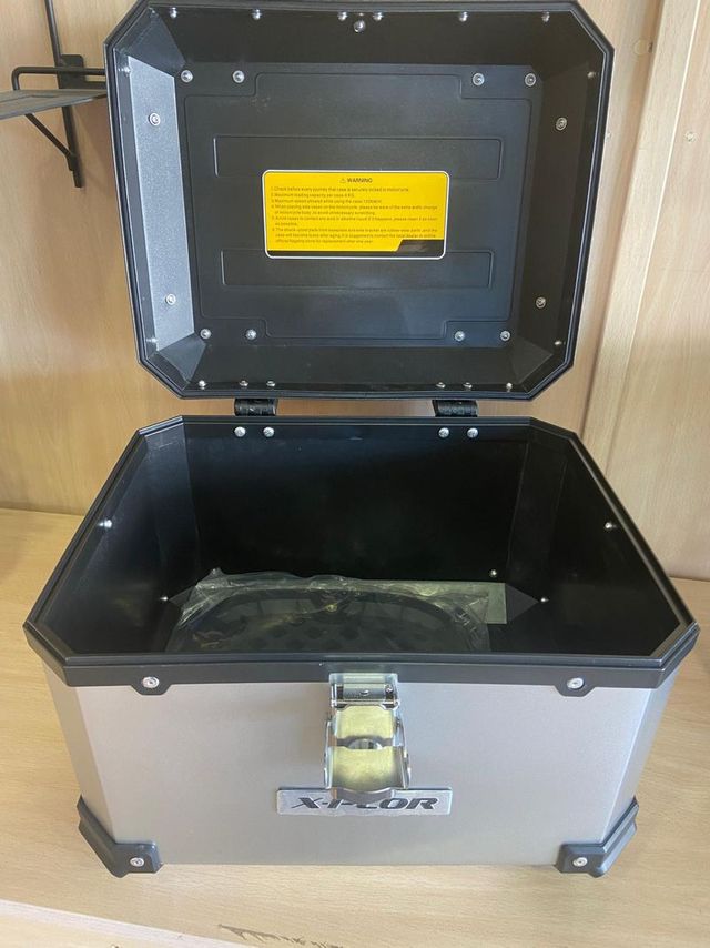 Baúl moto color aluminio 38 litros nuevo