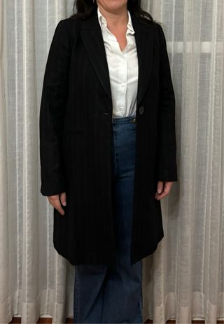 Abrigo negro con raya gris de Zara. 