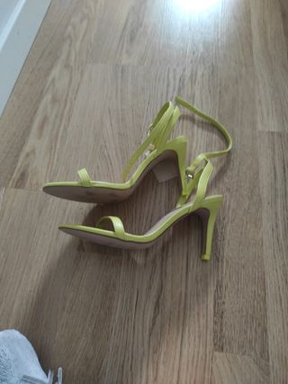 Sandalias amarillo fosforito nuevas