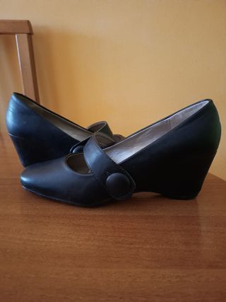 Zapatos negros de cuña con evilla