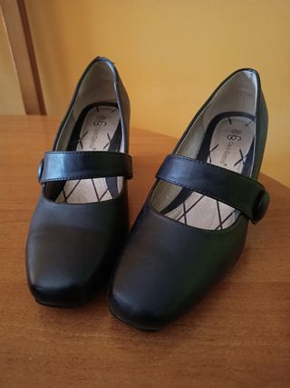 Zapatos negros de cuña con evilla