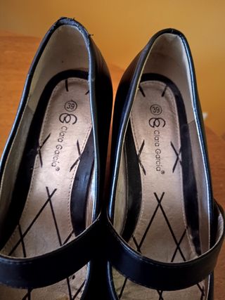 Zapatos negros de cuña con evilla