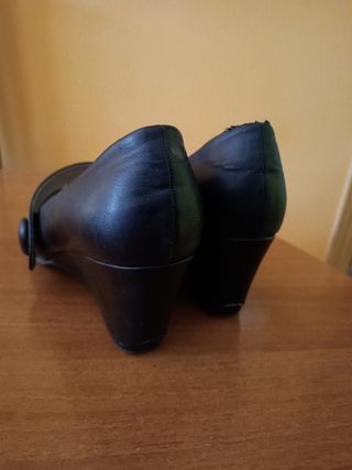 Zapatos negros de cuña con evilla