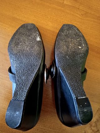 Zapatos negros de cuña con evilla