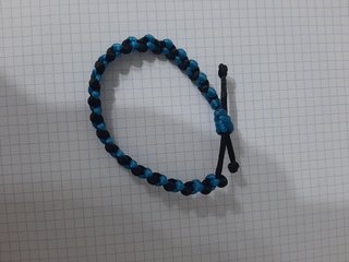 Pulsera de hilo azul y negro