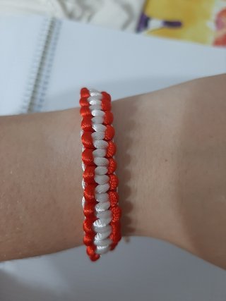 Pulsera reversible de hilo rojo y blanco