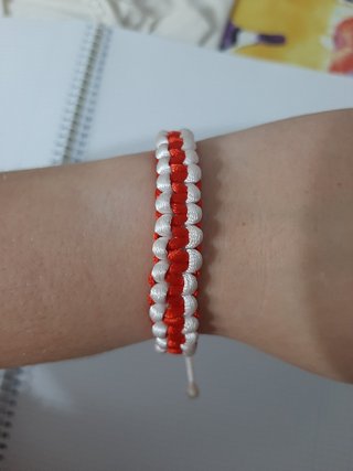 Pulsera reversible de hilo rojo y blanco