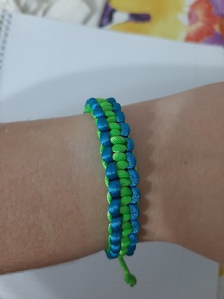 Pulsera reversible de hilo verde y azul