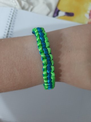 Pulsera reversible de hilo verde y azul