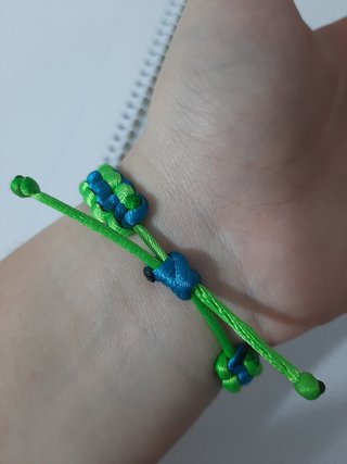 Pulsera reversible de hilo verde y azul