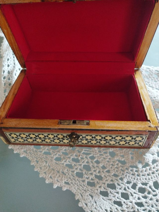 Cofanetto portagioie con chiusura