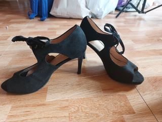 Zapatos de tacón con aberturas