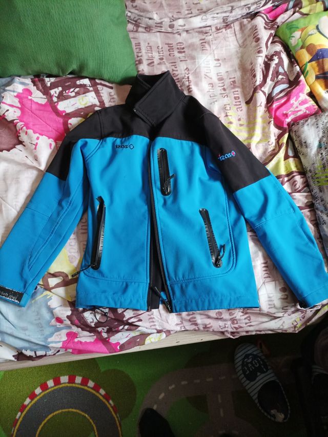 Se vende cazadora Izas talla 10