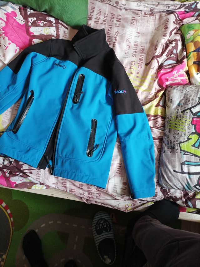 Se vende cazadora Izas talla 10
