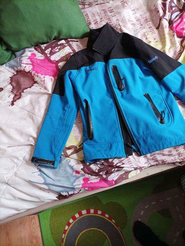 Se vende cazadora Izas talla 10