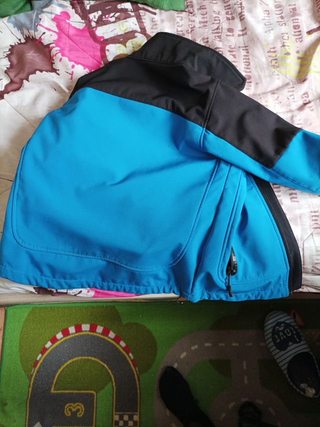 Se vende cazadora Izas talla 10