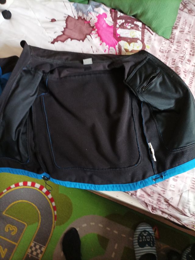 Se vende cazadora Izas talla 10