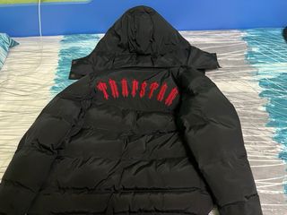 chaqueta trapstar letras rojas