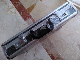 Maletín con cuchillos y tenedores