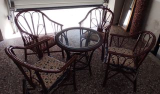 Conjunto mesa y sillas de mimbre