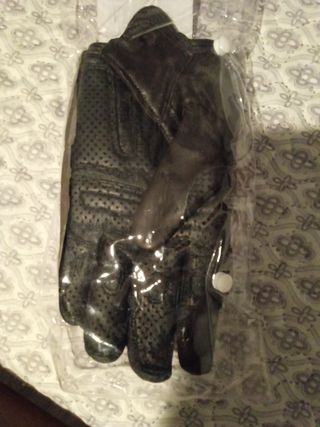 GUANTES ANTICORTE NEGROS.