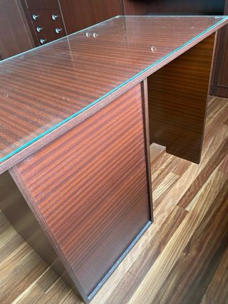 Mesa escritorio con 4 cajones.