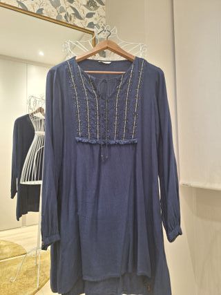 Vestido azul marino con detalles dorados