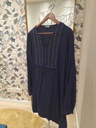 Vestido azul marino con detalles dorados