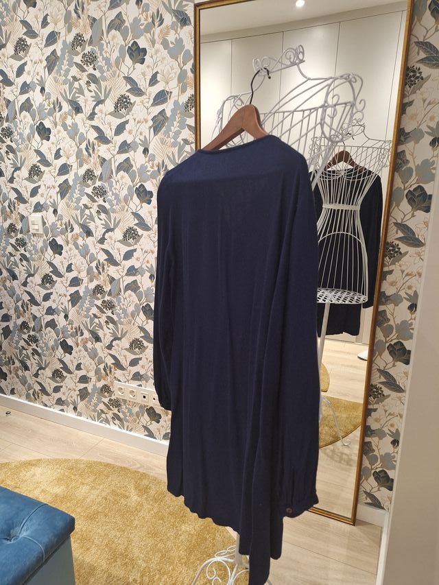 Vestido azul marino con detalles dorados