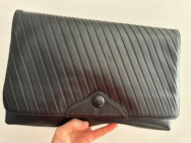 Borsa in pelle nera a bustina