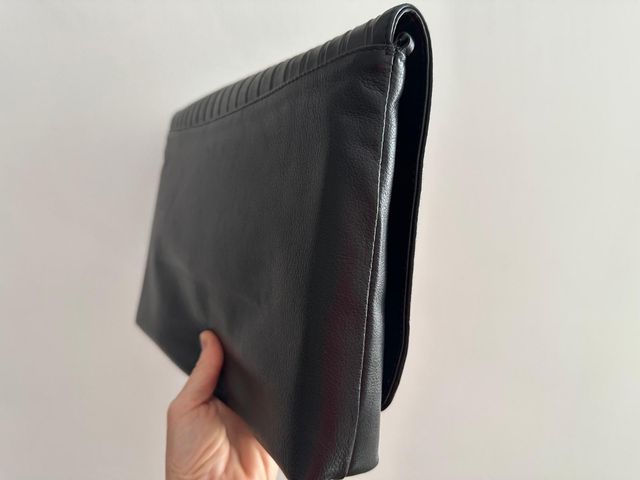 Borsa in pelle nera a bustina