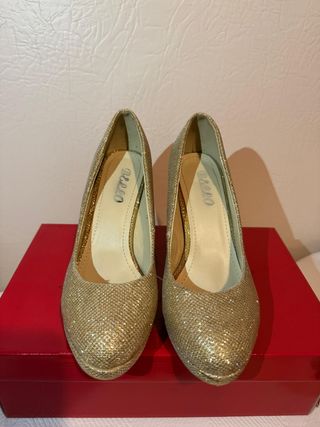 Zapato de tacón de fiesta color dorado