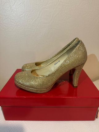 Zapato de tacón de fiesta color dorado