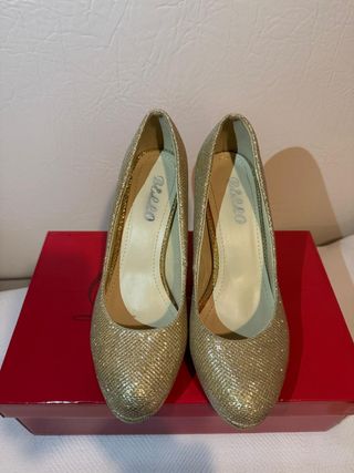 Zapato de tacón de fiesta color dorado