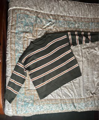 Jersey caqui con rayas naranjas y blancas