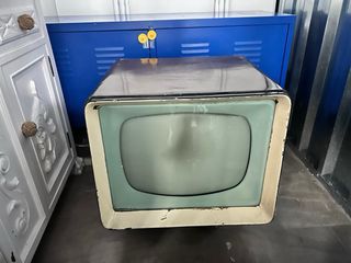 Television antigua adaptada a mesita